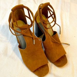1 State Camel Heels